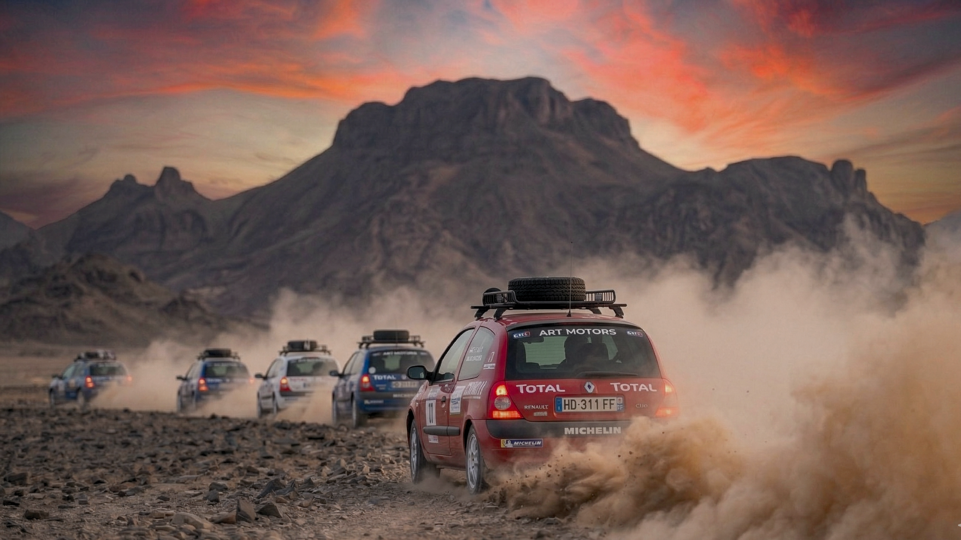 Convoi de Clio dans le désert au coucher du soleil